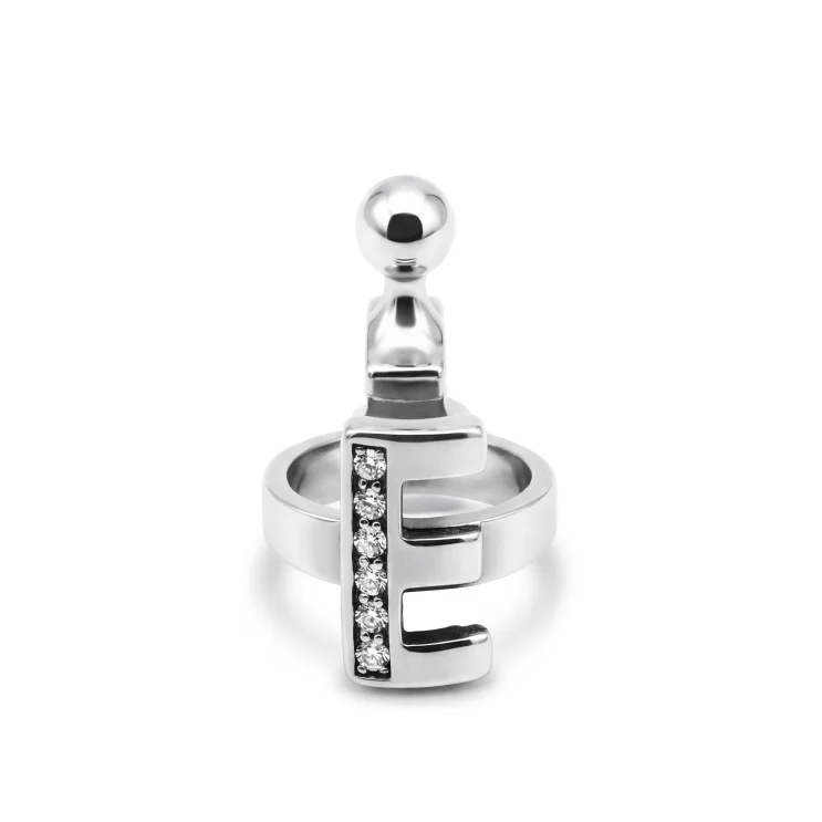 Pendant letter E