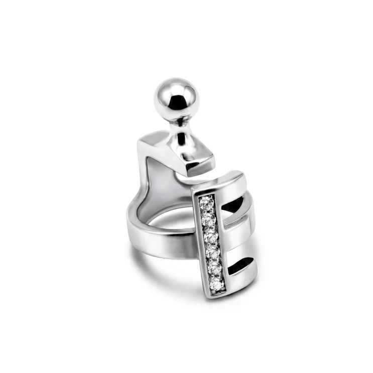 Pendant letter E