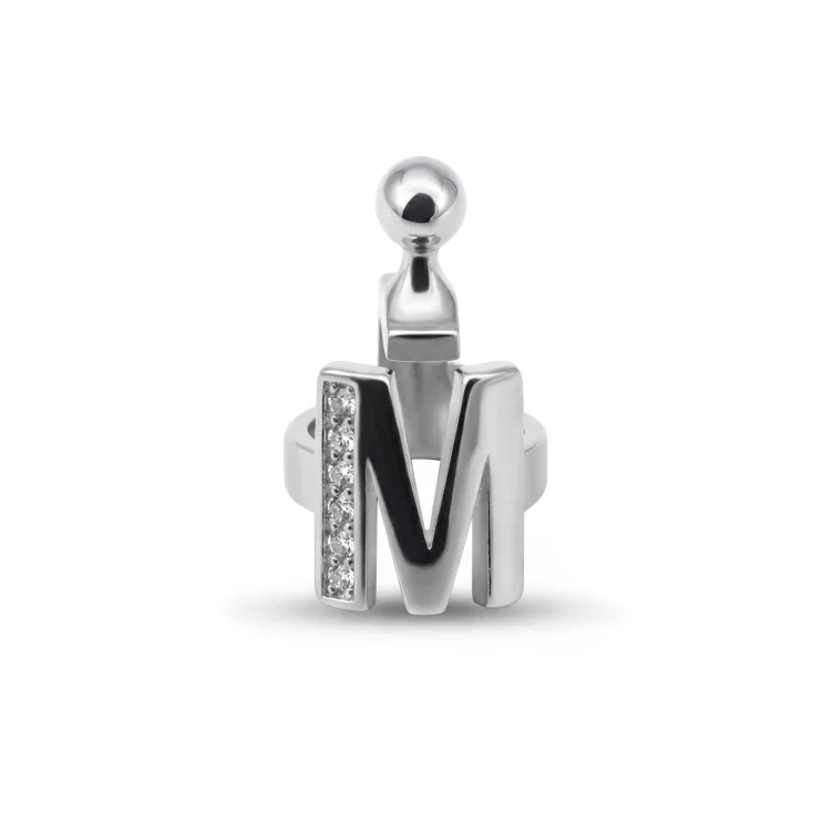 Pendant letter M
