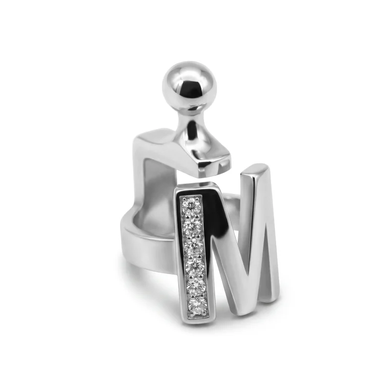 Pendant letter M