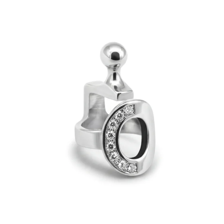 Pendant letter O