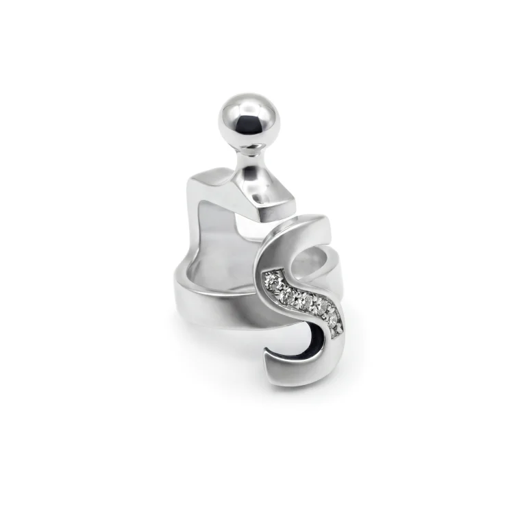 Pendant letter S