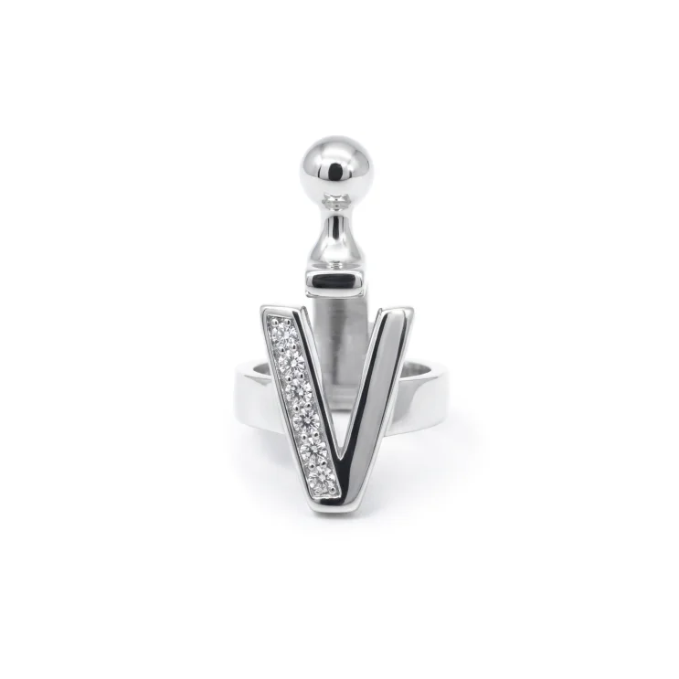 Pendant letter V
