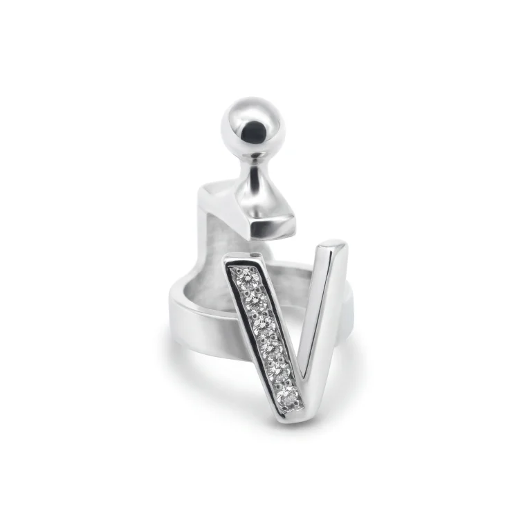 Pendant letter V