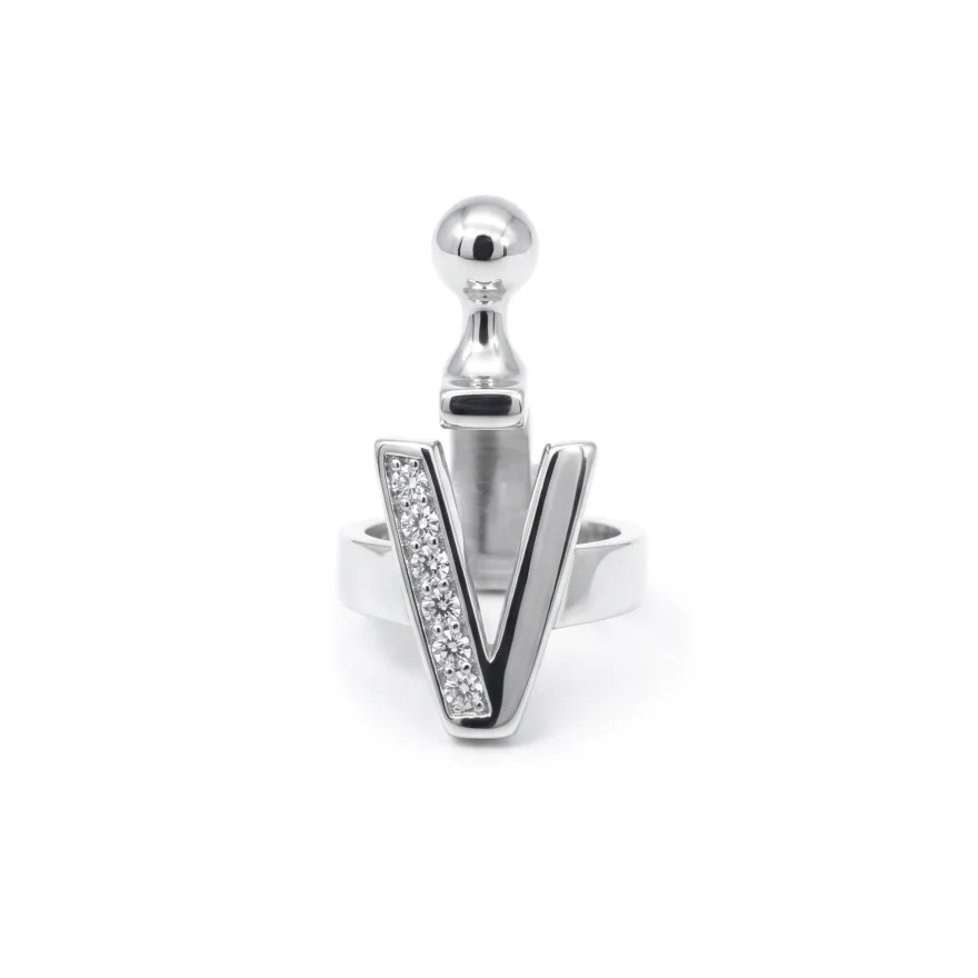 Pendant letter V