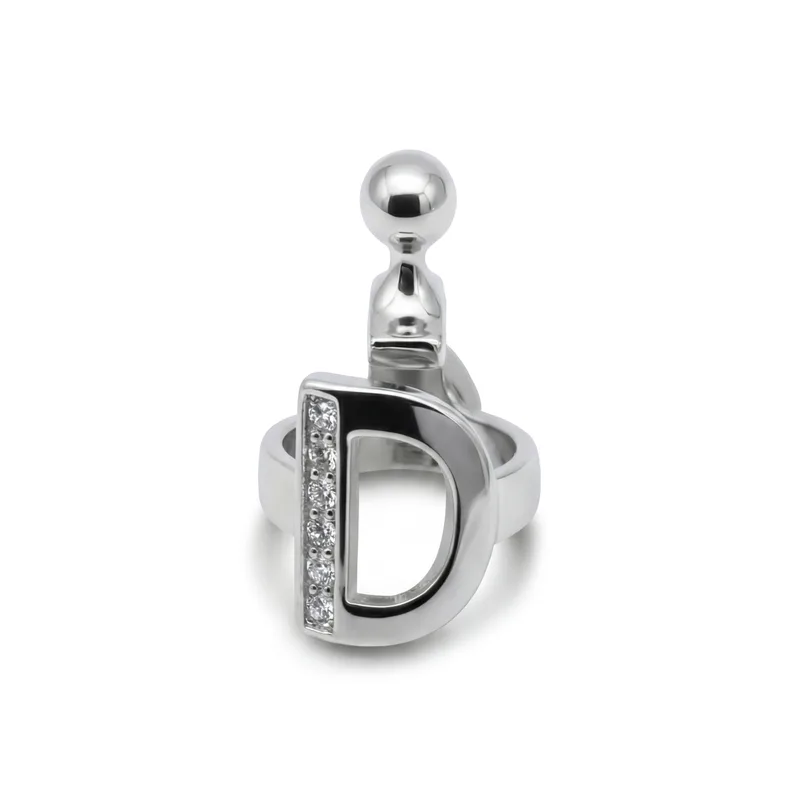 Pendant letter D