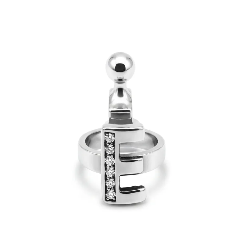 Pendant letter E