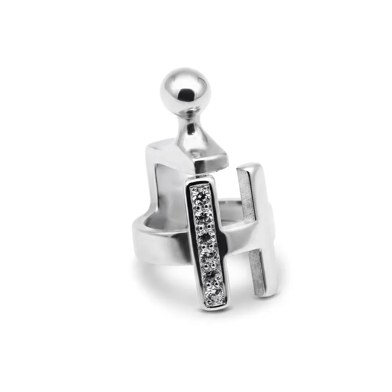 Pendant letter H