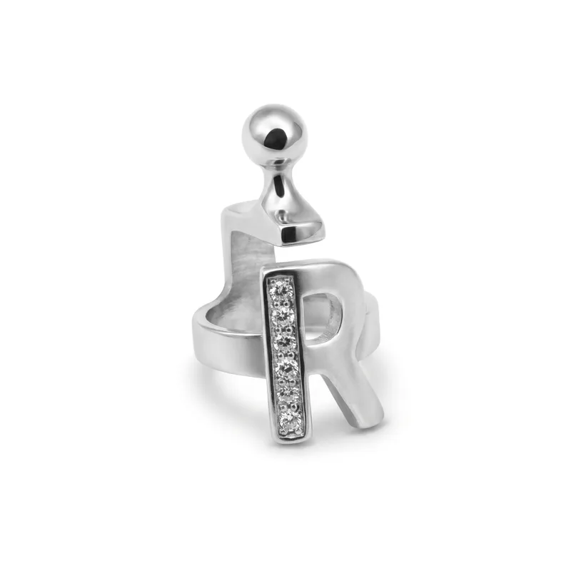 Pendant letter R