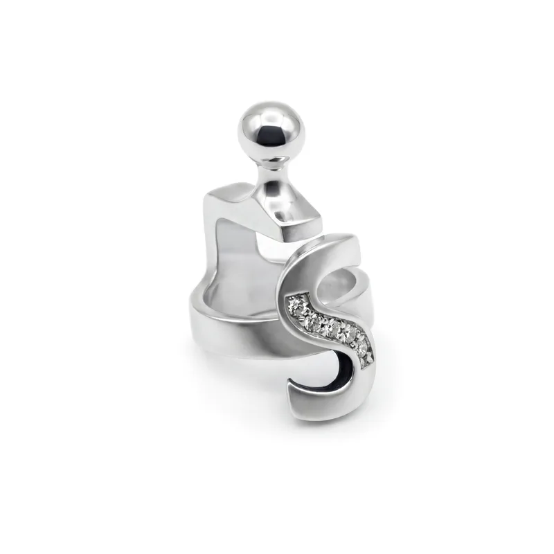Pendant letter S