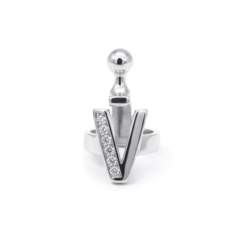 Pendant letter V