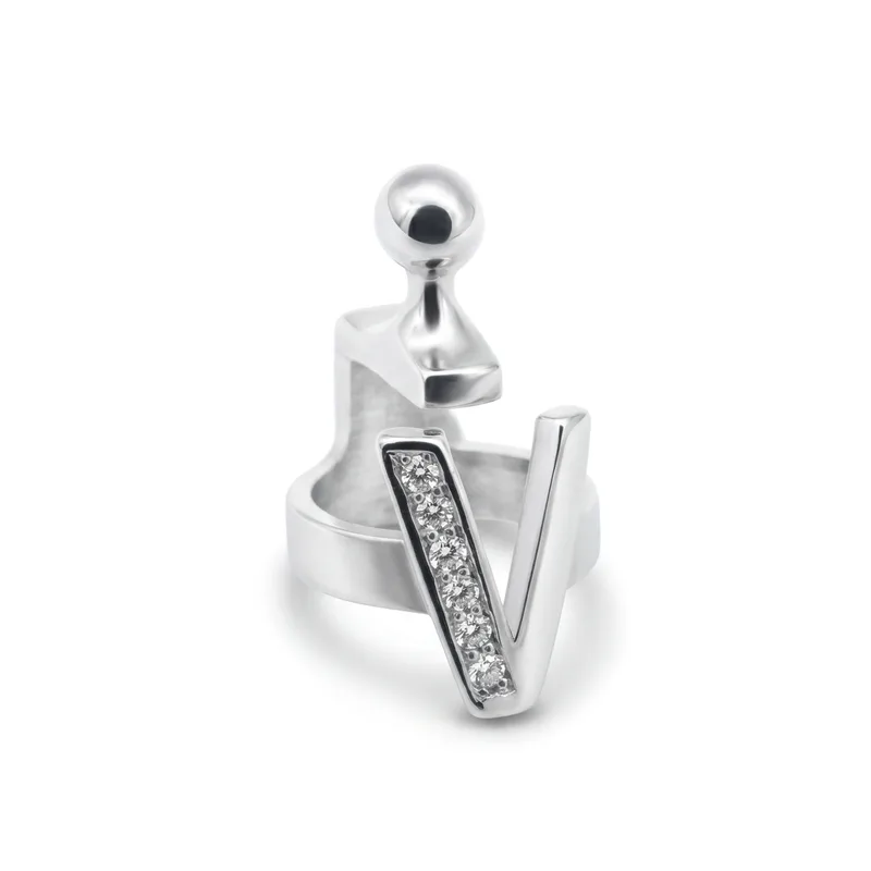 Pendant letter V