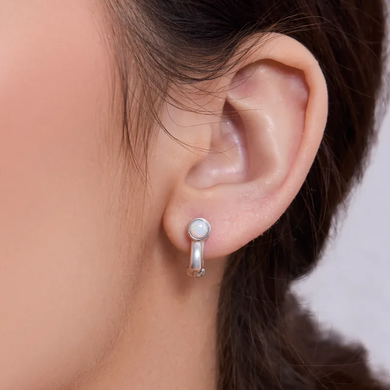 Earring UNA white opal 1pc